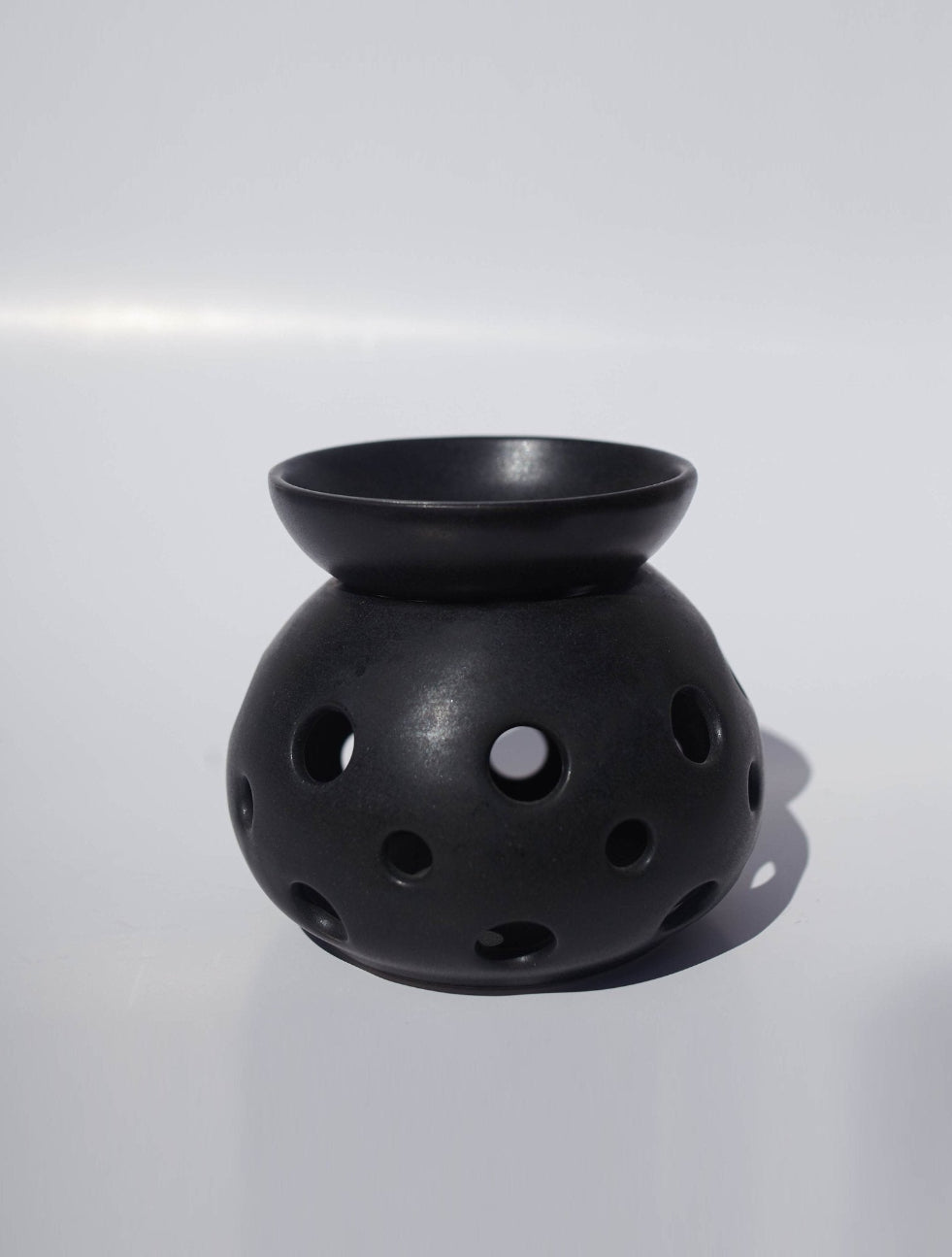 Ceramic Roe Oil Burner in Black