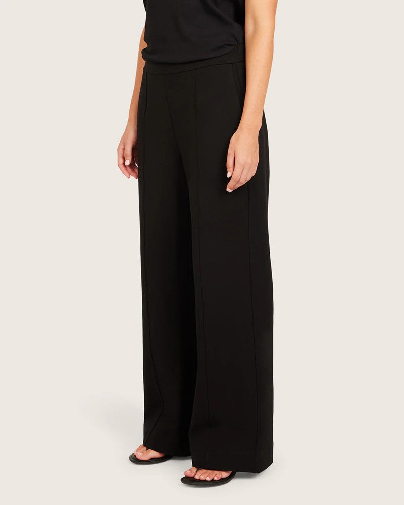 Forme Relaxed Leg Pants in Black