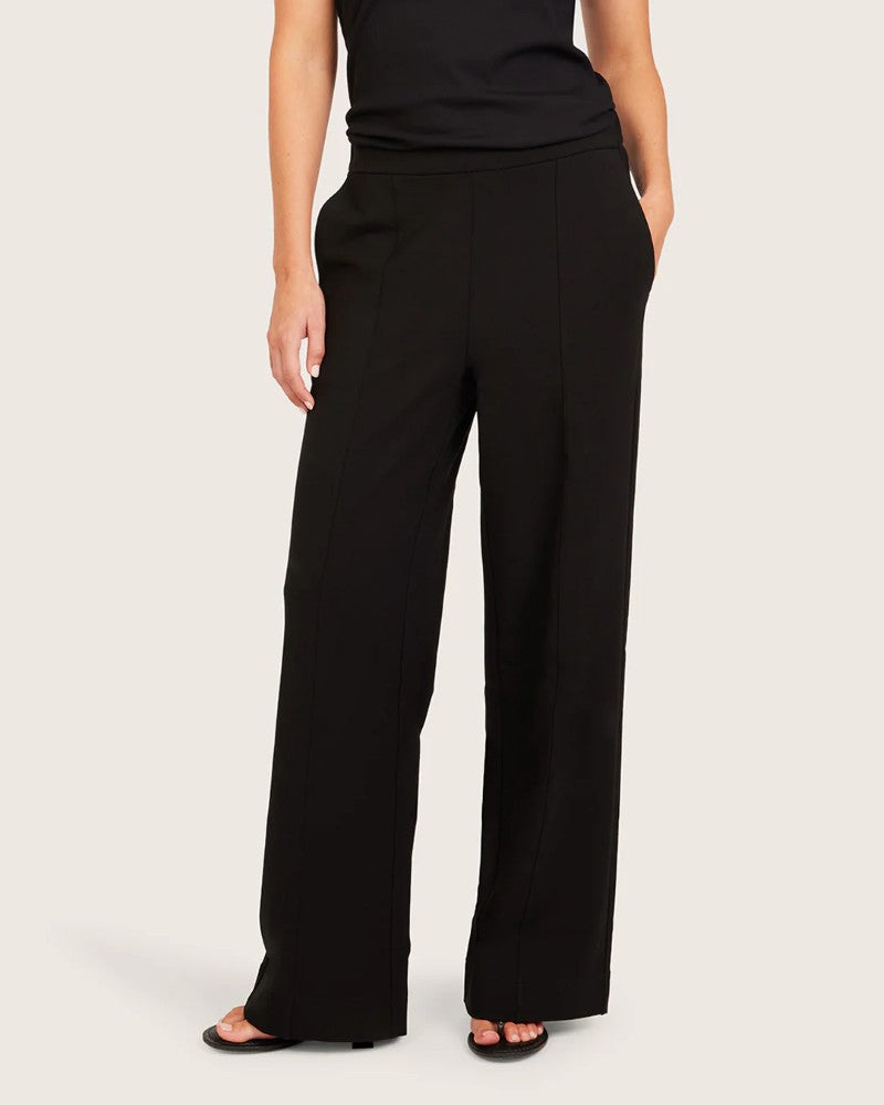 Forme Relaxed Leg Pants in Black
