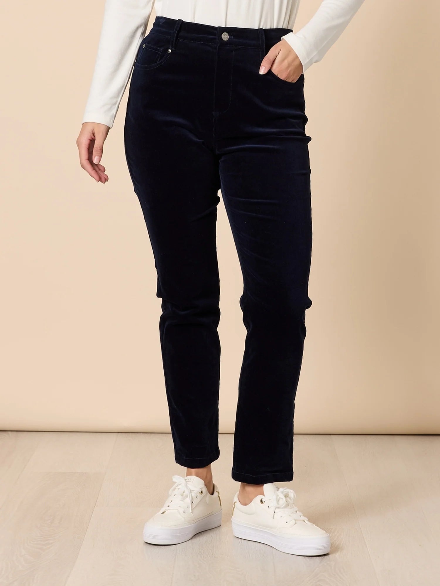 Avenue Cord Pant in Navy