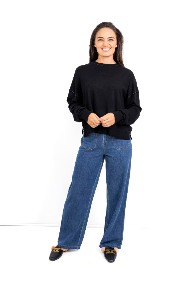 Irvine Contrast Stitching Classic Crew Neck in Black