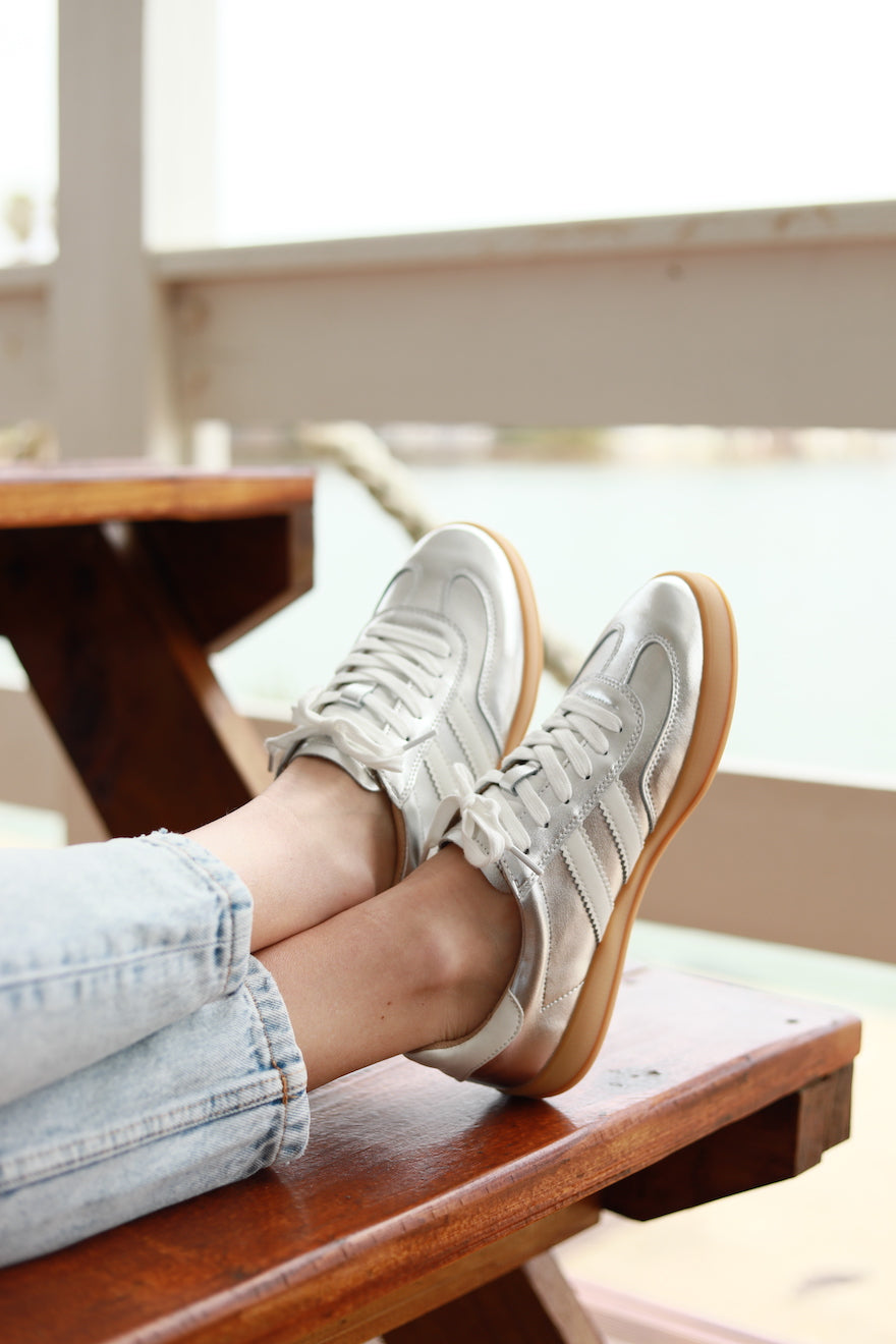 Shiloh Leather Sneaker in Silver / White
