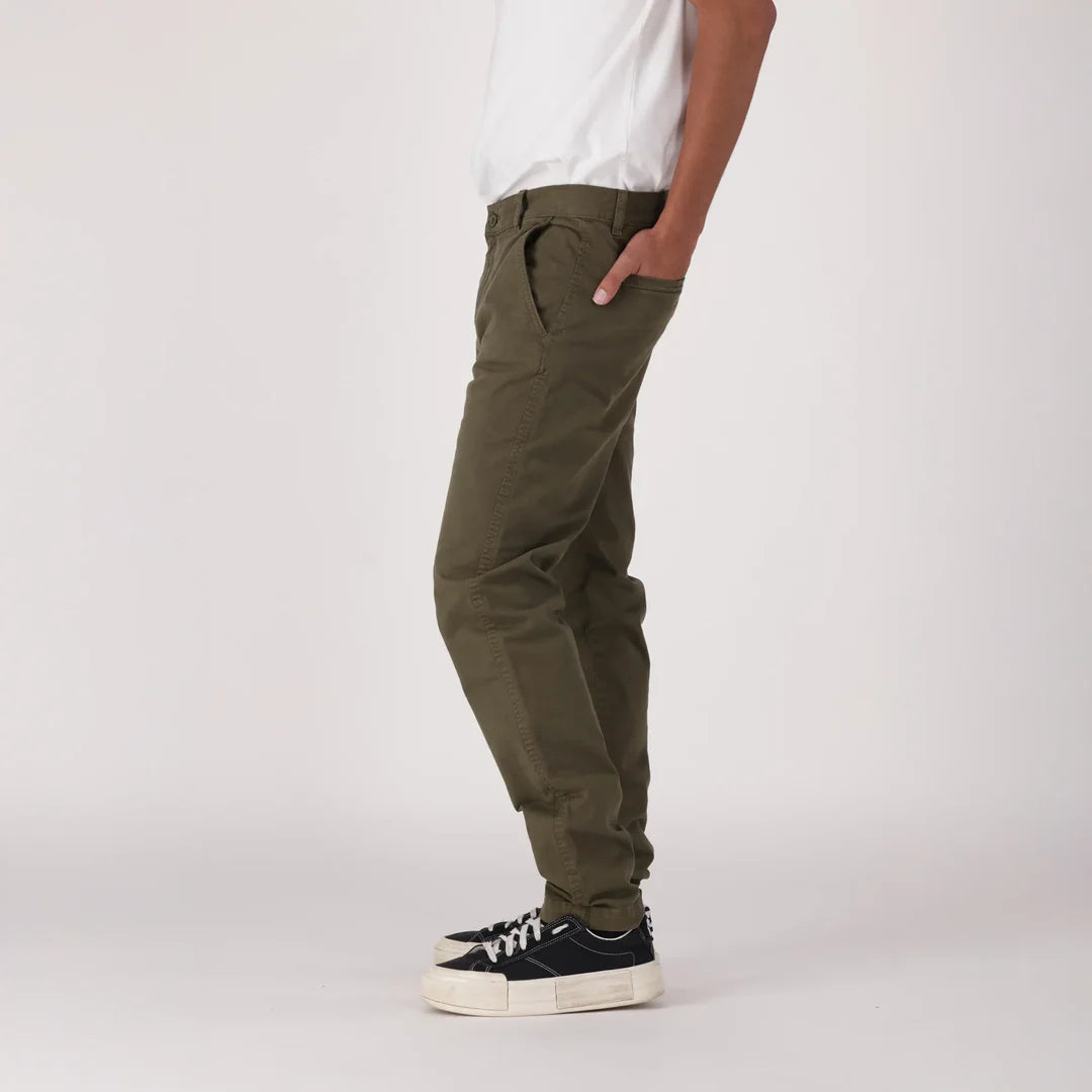 XX Chino Standard Taper in Olive Night