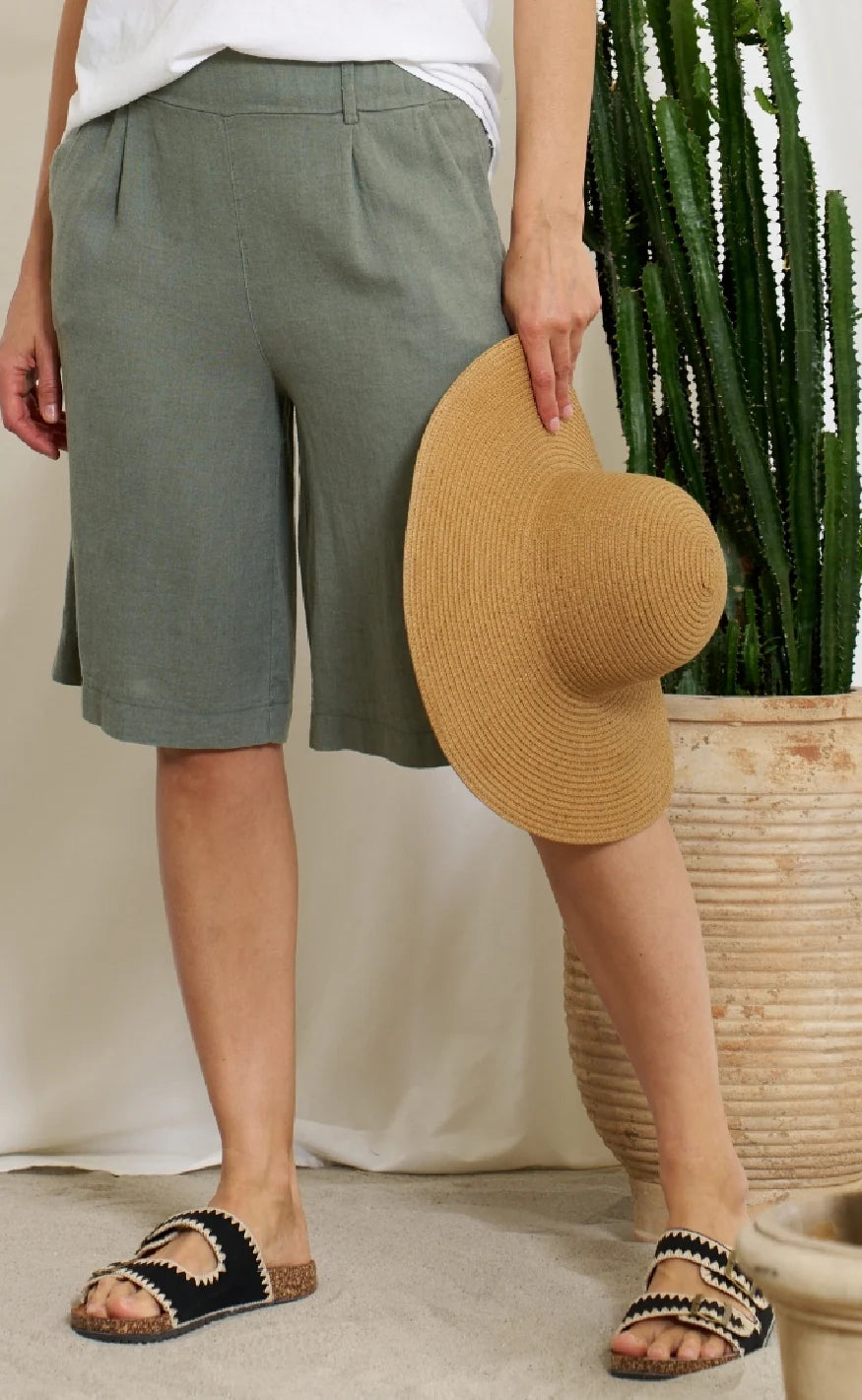 Jessica Linen Shorts in Military