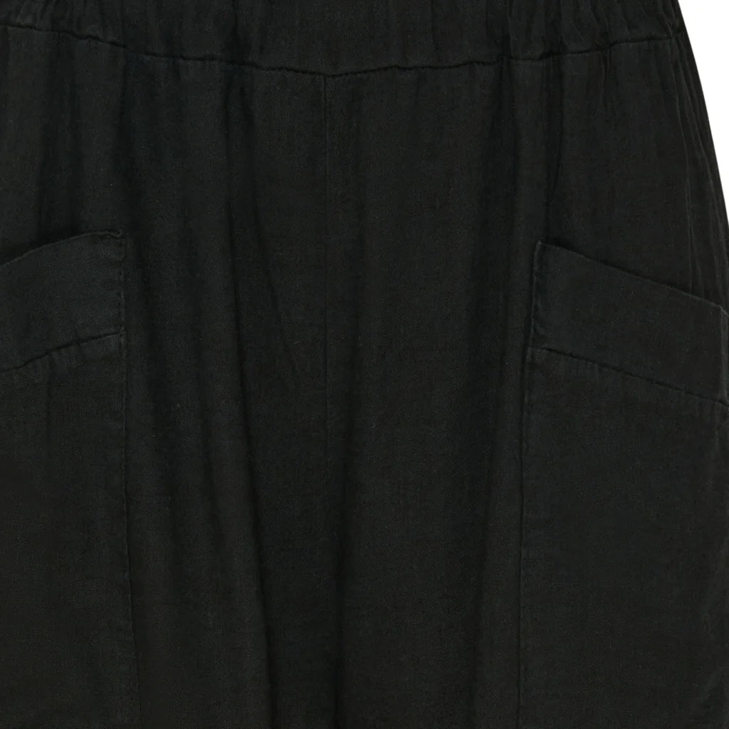 Maud Pant in Black