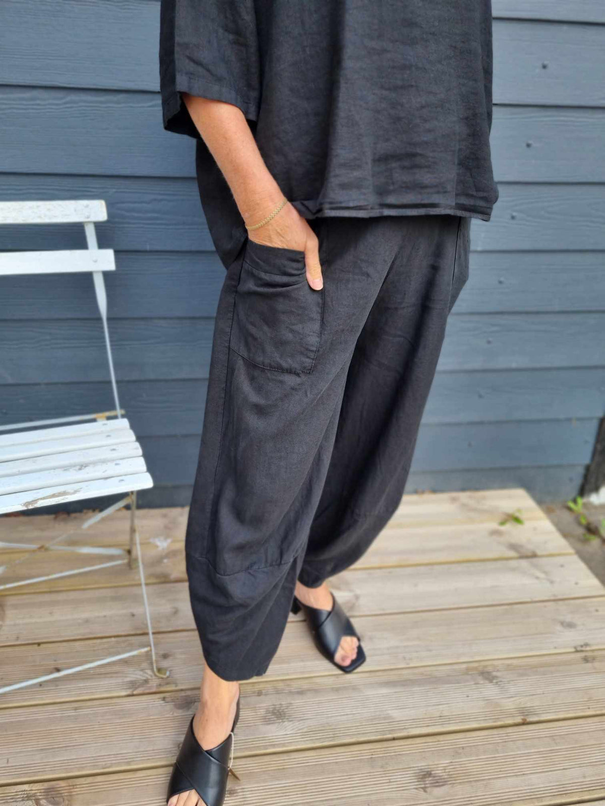 Maud Pant in Black