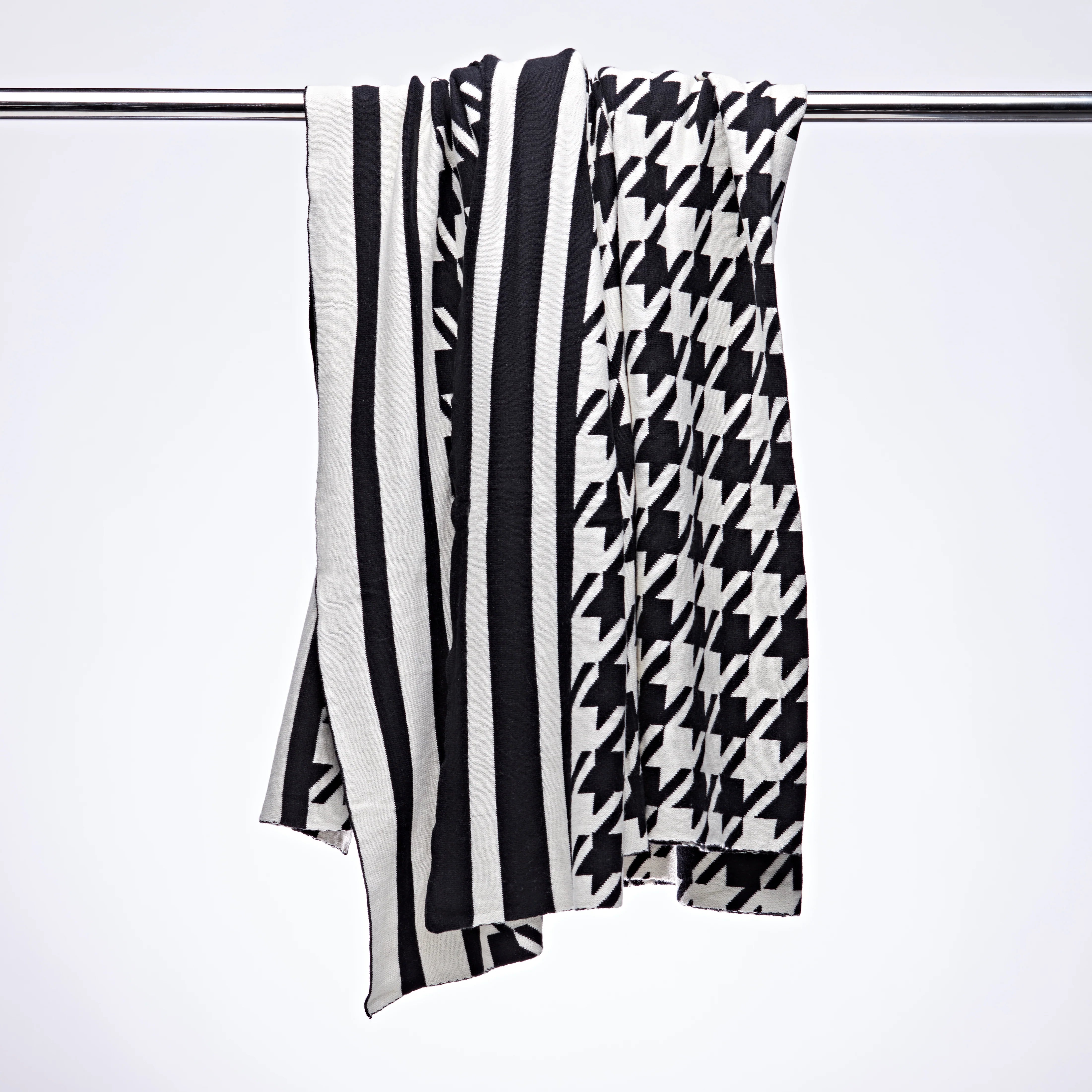 Mono Knit Reversible Cotton Throw in Houndstooth