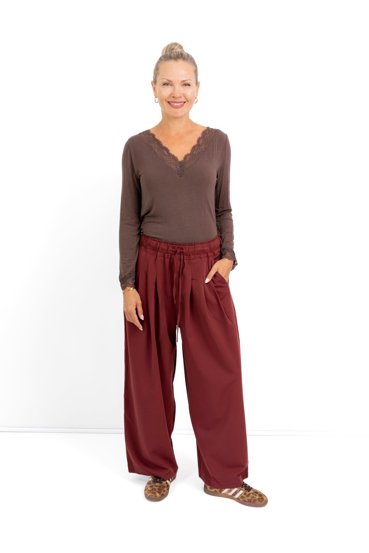 Simi Pleated Drawstring Pants in Bordeaux