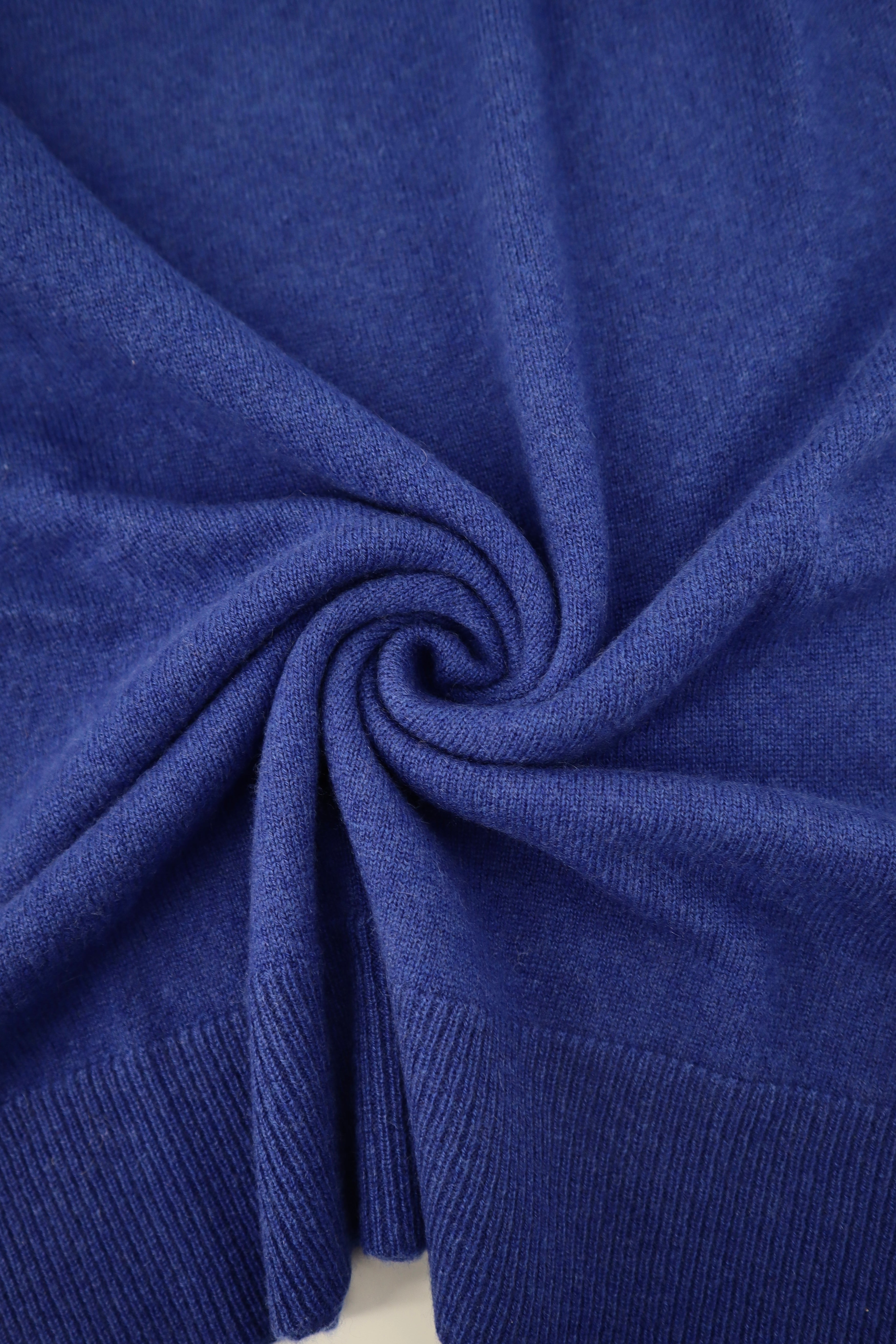 Womens Cashmere Classic Crew Cardigan in Smalt Blue