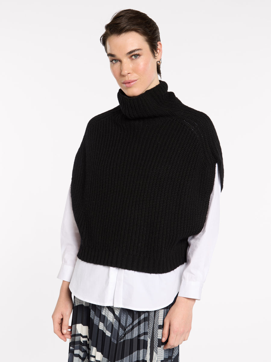 Chunky Knit Pullover in Black
