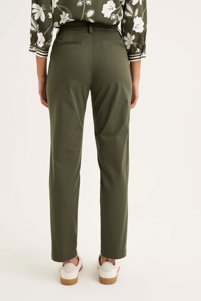 Classic Chino in Khaki