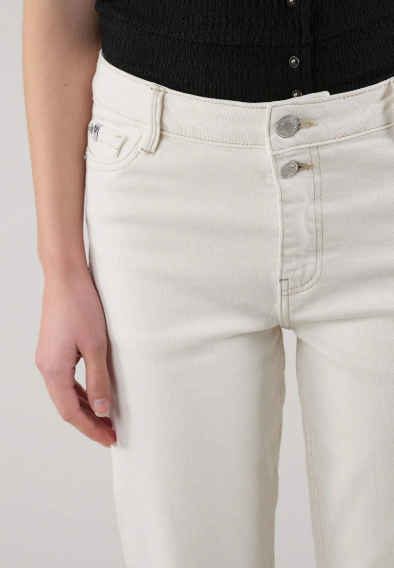 Djena Mom Jeans in Ecru