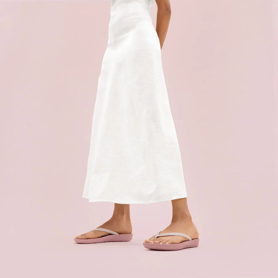 iQushion x Pantone Flops in Cameo Brown