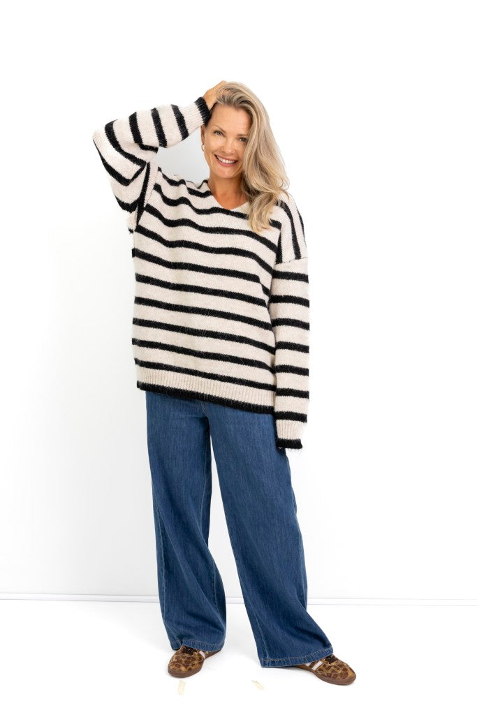 Ibiza V-Neck Relaxed Knit in Cream / Navy