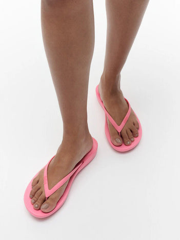 iQushion Ergonomic Flip Flops in Pink Perfect