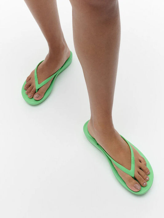 iQushion Ergonomic Flip Flops in Pop Green