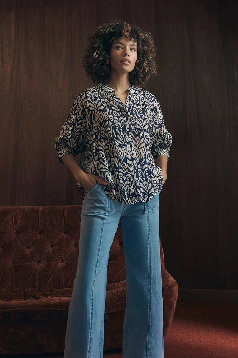 3/4 Curved Hem Blouse in Navy / Stone