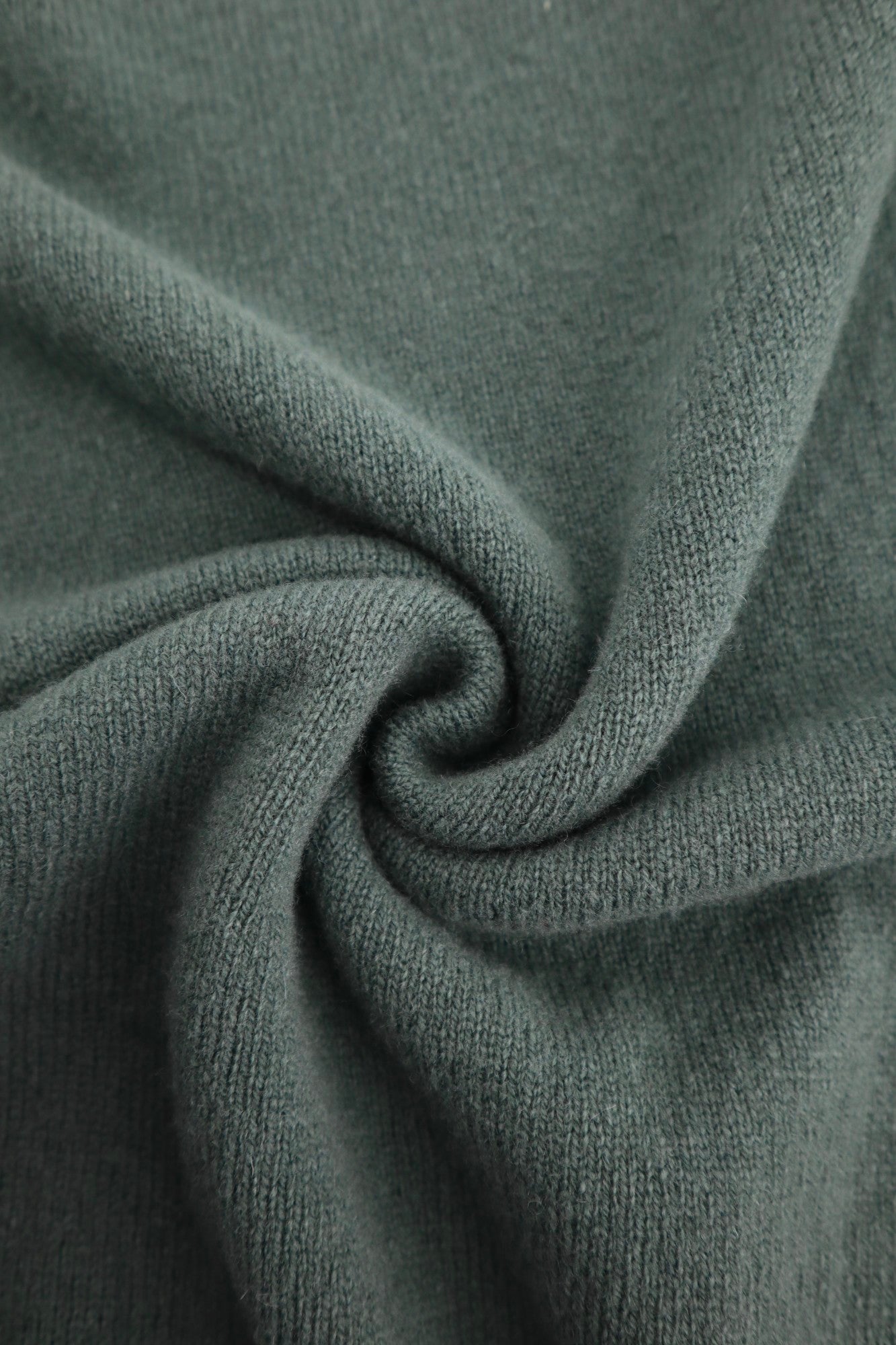 Lambswool V Neck Sweater in Prodigy