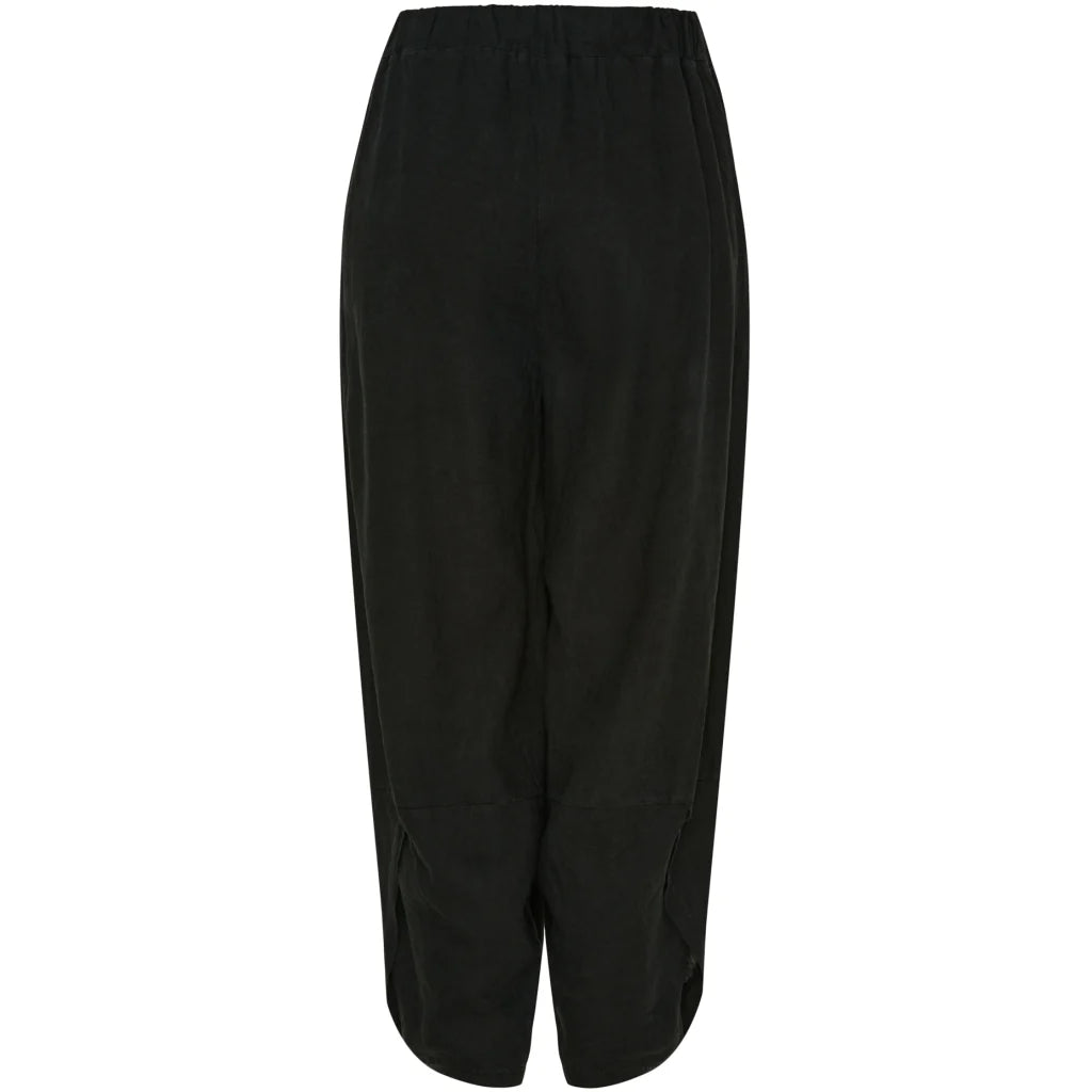 Maud Pant in Black