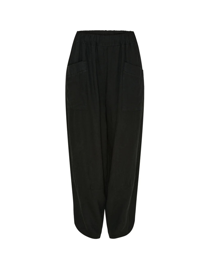 Maud Pant in Black