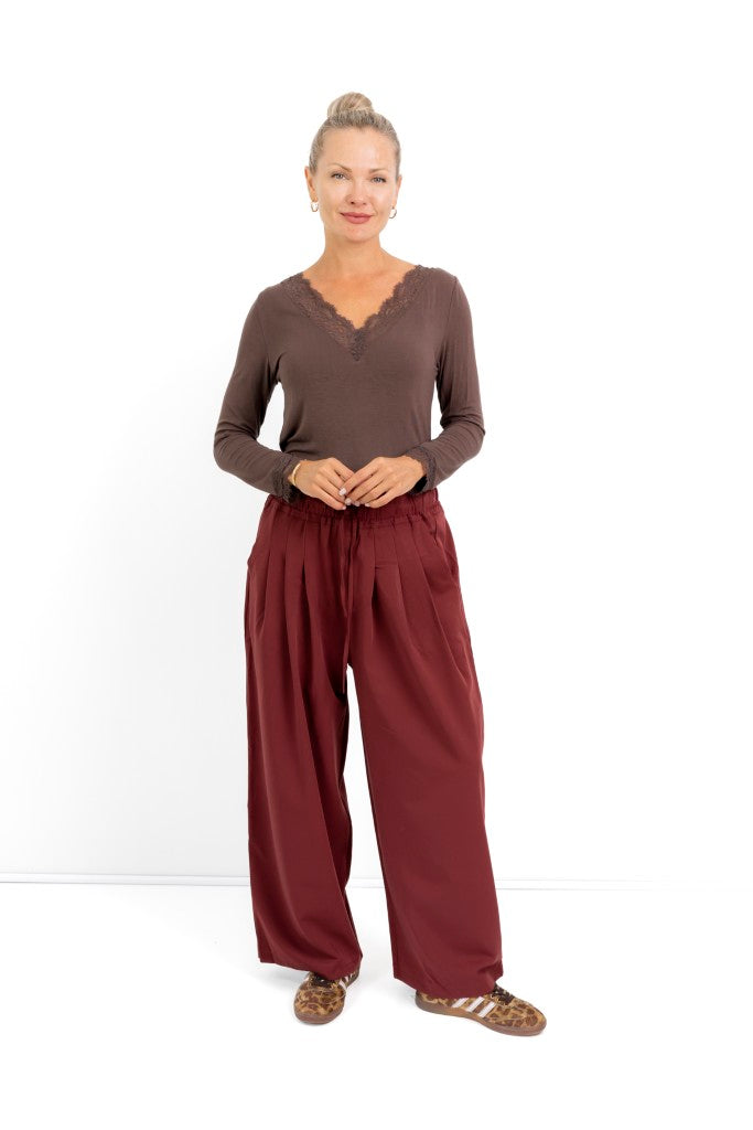 Simi Pleated Drawstring Pants in Bordeaux