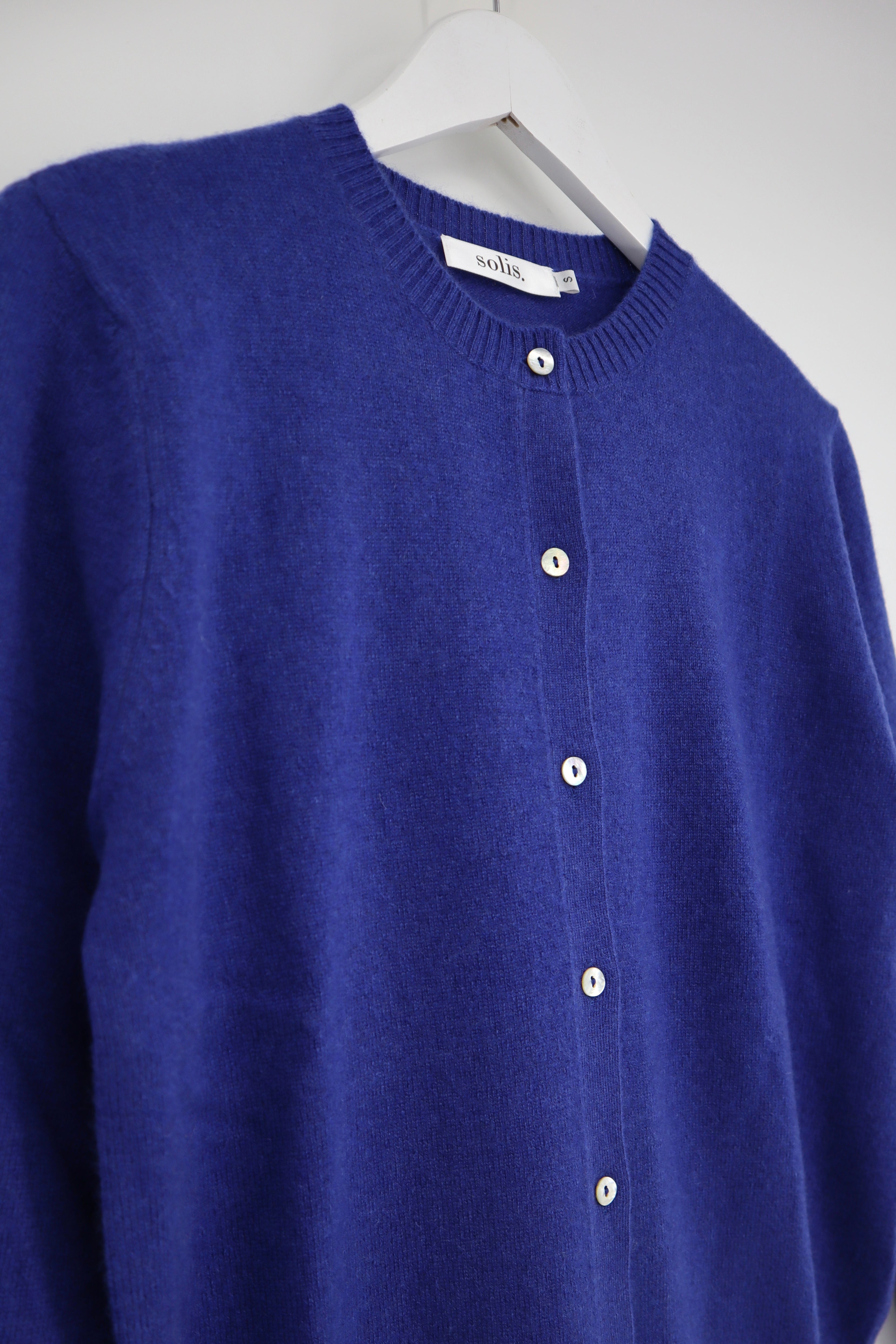 Womens Cashmere Classic Crew Cardigan in Smalt Blue