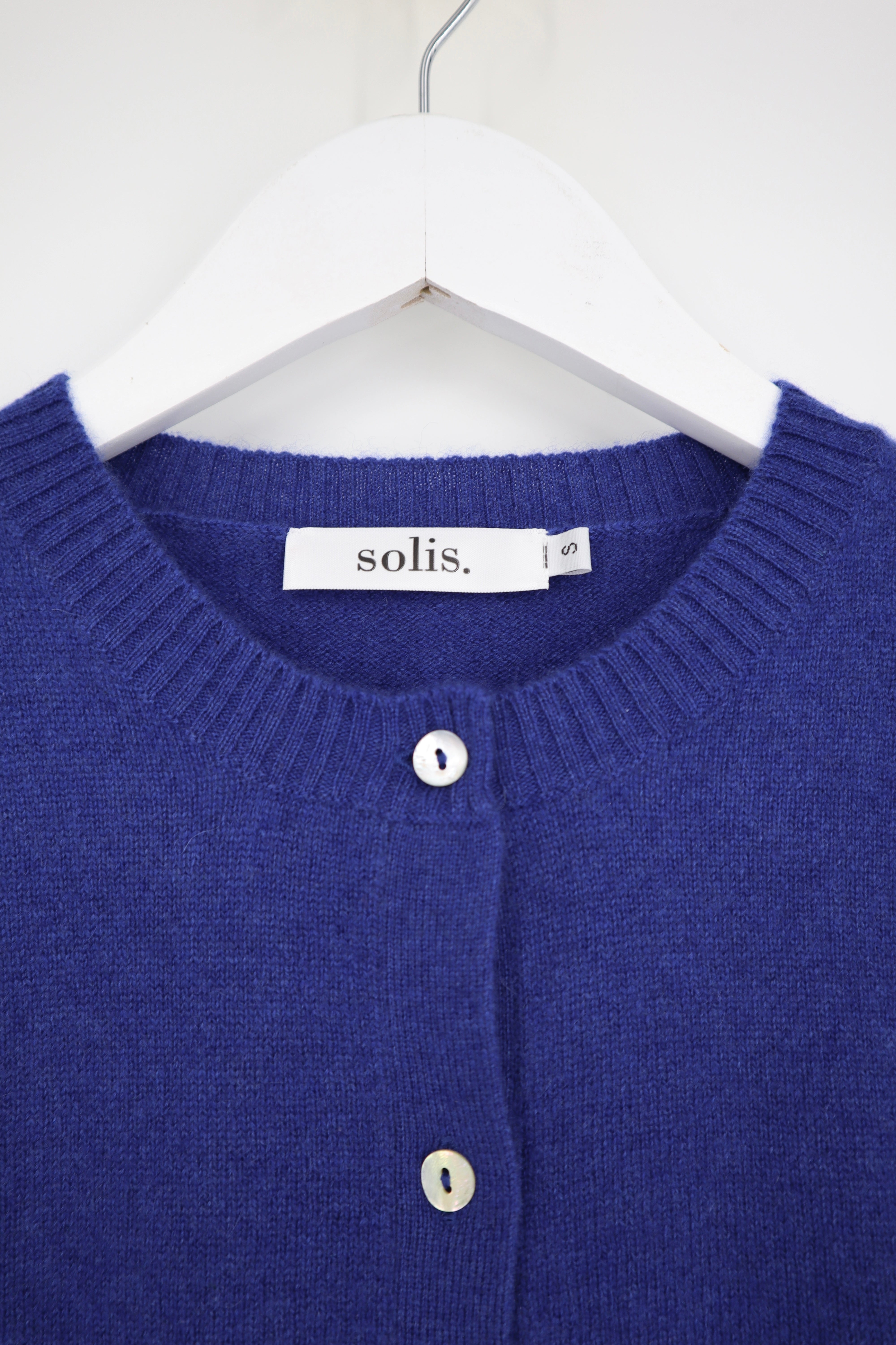 Womens Cashmere Classic Crew Cardigan in Smalt Blue
