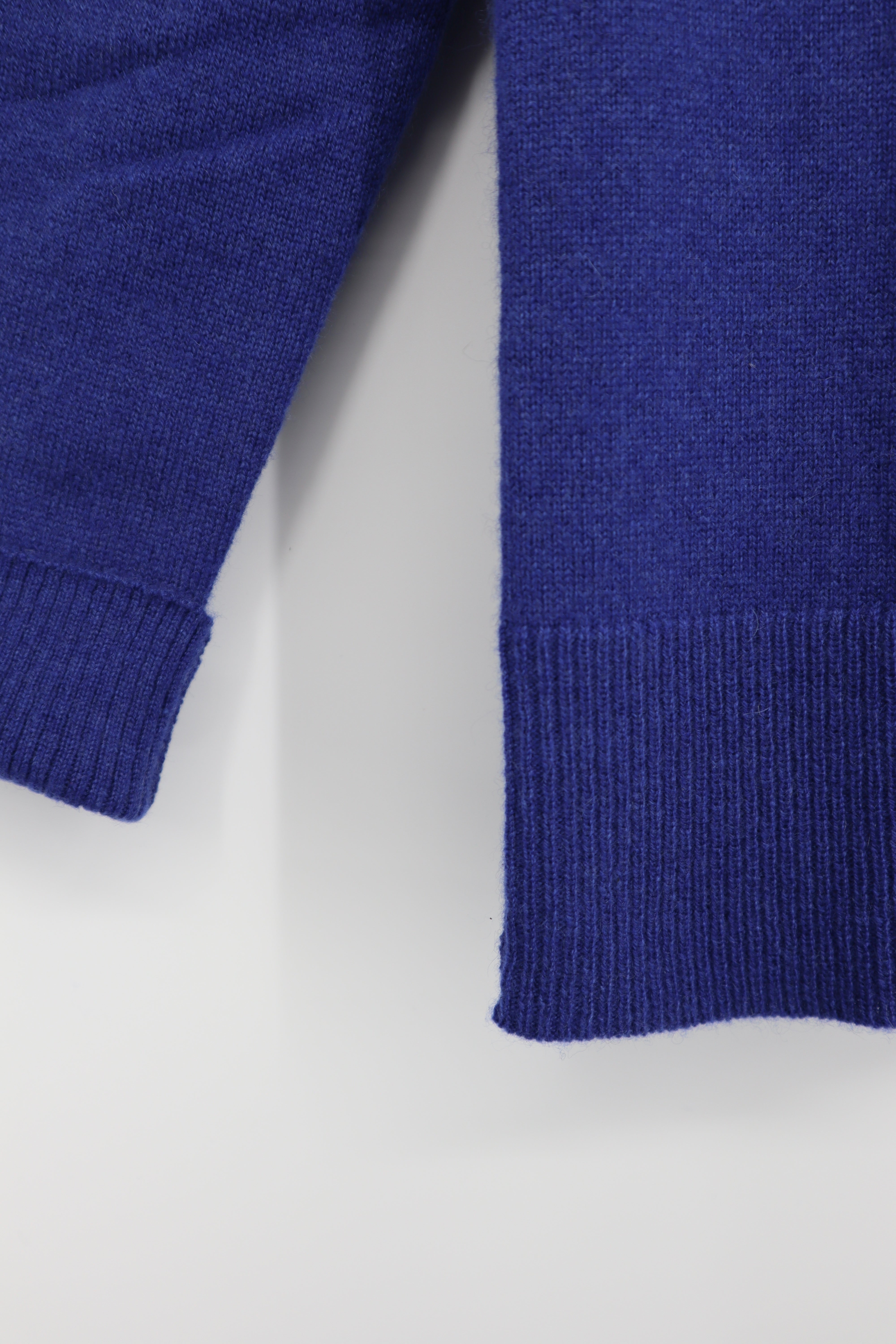 Cashmere Raglan Crew Neck Jumper in Smalt Blue