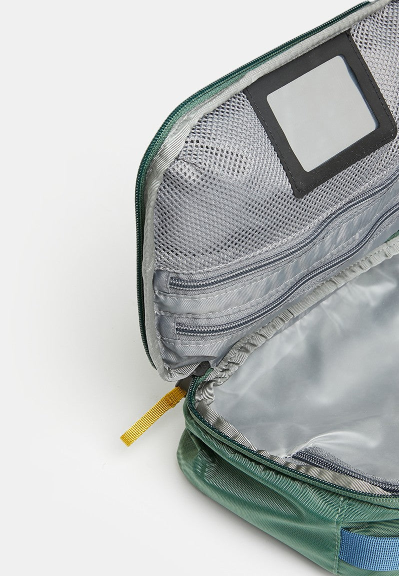 Base Camp Voyager Toiletry Kit in Duck Green / Shade Blue