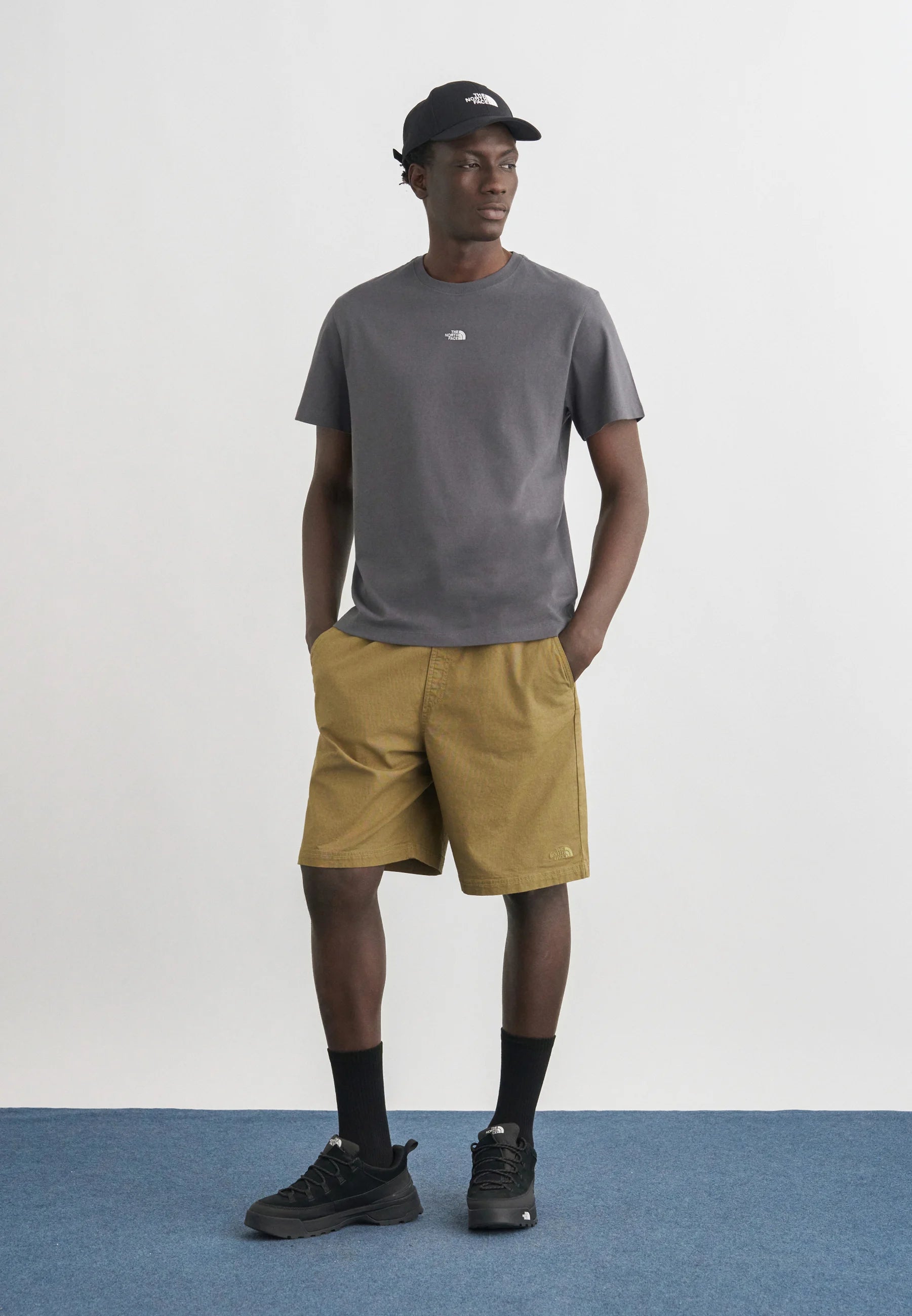 Essential Center Logo SS Tee in Anthracite Grey